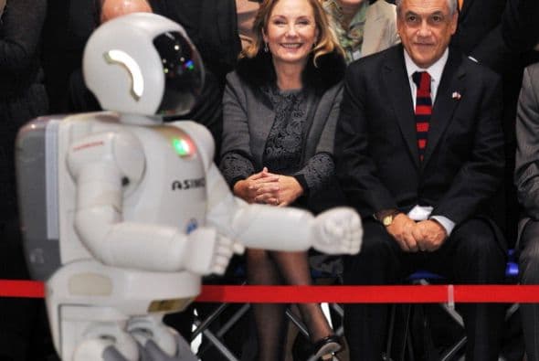 Y en marzo de 2013 el expresidente chileno Sebastián Piñera y su esposa Cecilia Morel también cayeron ante los encantos de ASIMO.
