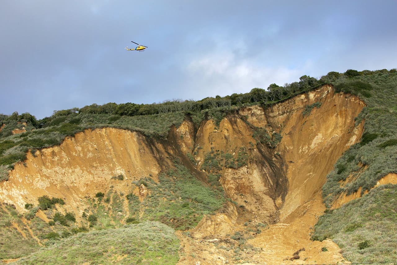 Diez personas perdieron la vida -entre ellas 3 niños- en enero de 2005 en La Conchita, California, debido a un deslave que sepultó varias casas tras unas fuertes lluvias.