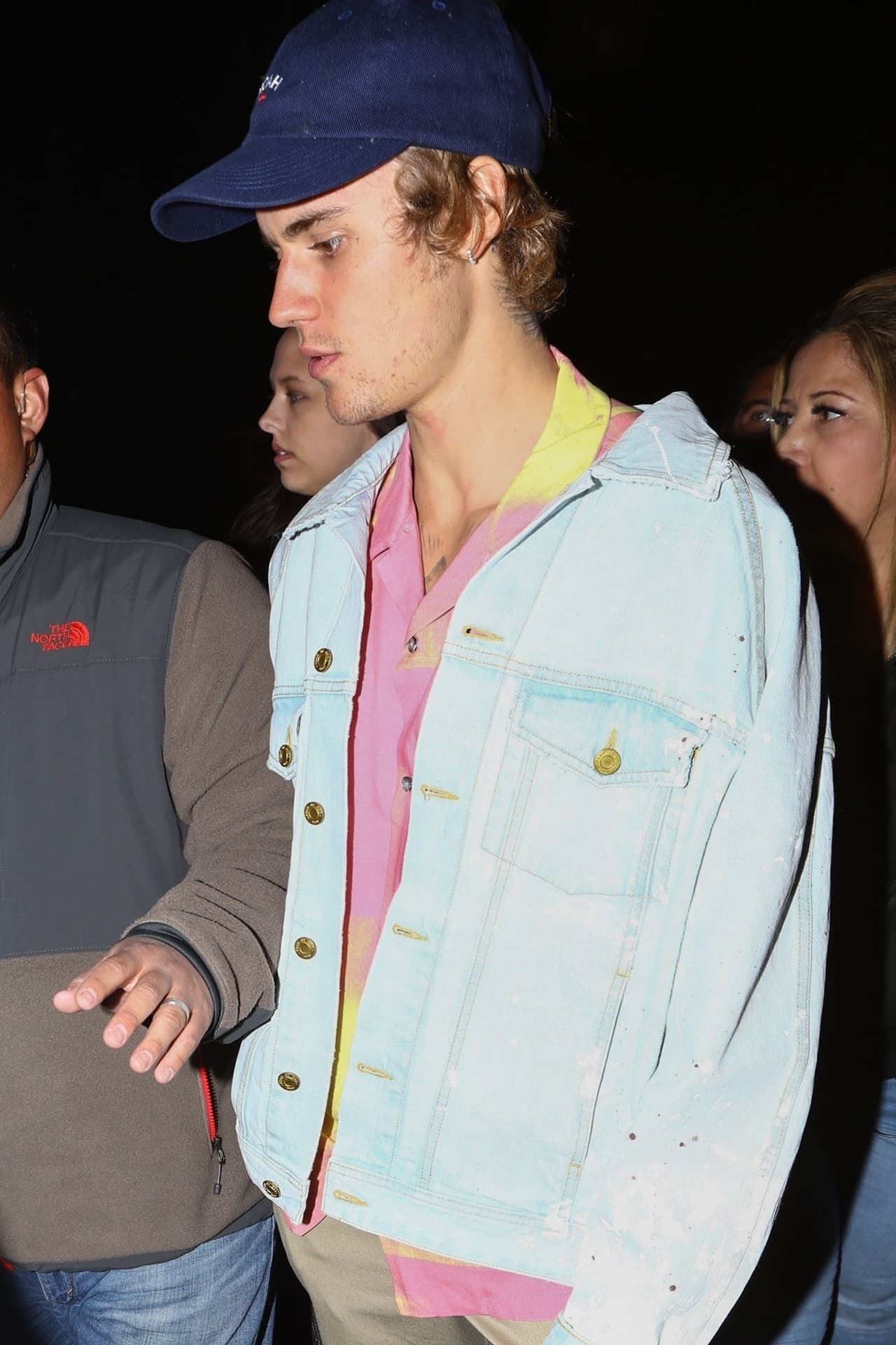 En cambio Bieber no se ha presentado en ningún evento público desde el verano pasado, cuando canceló su gira internacional. Su próximo paso será lanzar su nuevo disco, aunque su prioridad desde julio ha sido mejorar como persona.