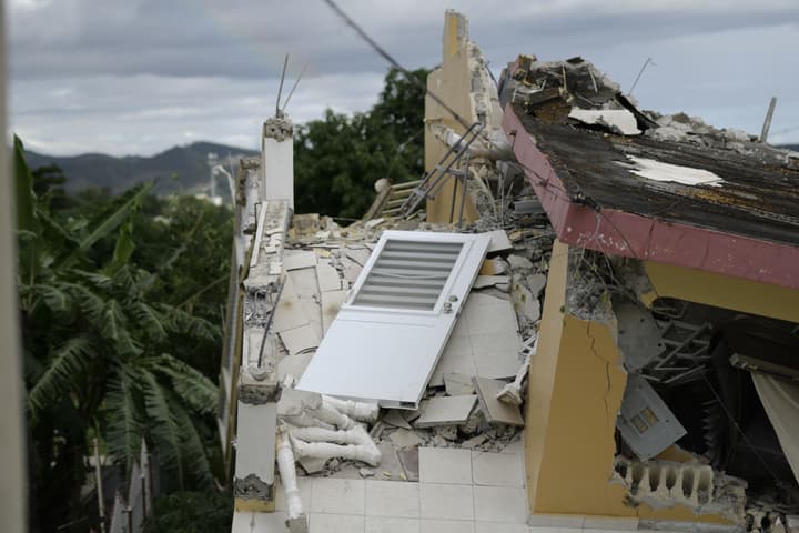 Delegación de líderes hispanos de Nueva York cataloga como discriminatorio que se retengan fondos federales en Puerto Rico
