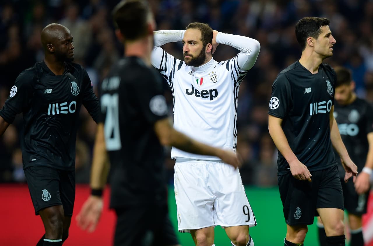 El ataque de Juventus no pudo irse arriba al final del primer tiempo ni aprovechar su ventaja numérica, a pesar de llegar con frecuencia a la portería del español Iker Casillas.