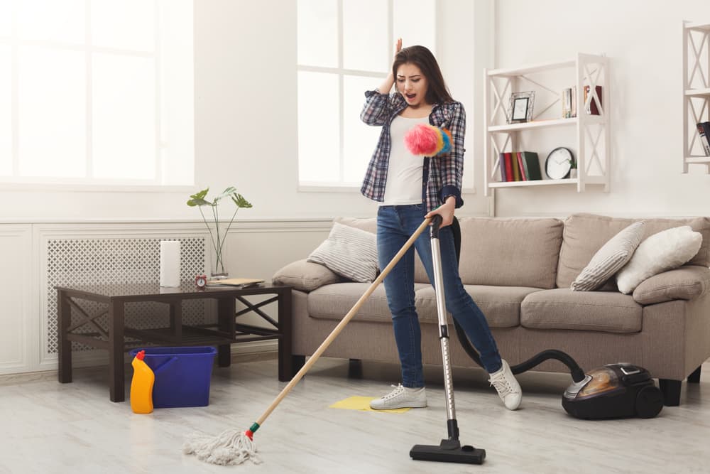 Porque, independientemente de cuánto limpiemos, barremos, trapeamos, sacudimos o creemos que tengamos limpiecita cada habitación, hay algo que ningún trapo, escoba o trapeador puede eliminar: la mala vibra.