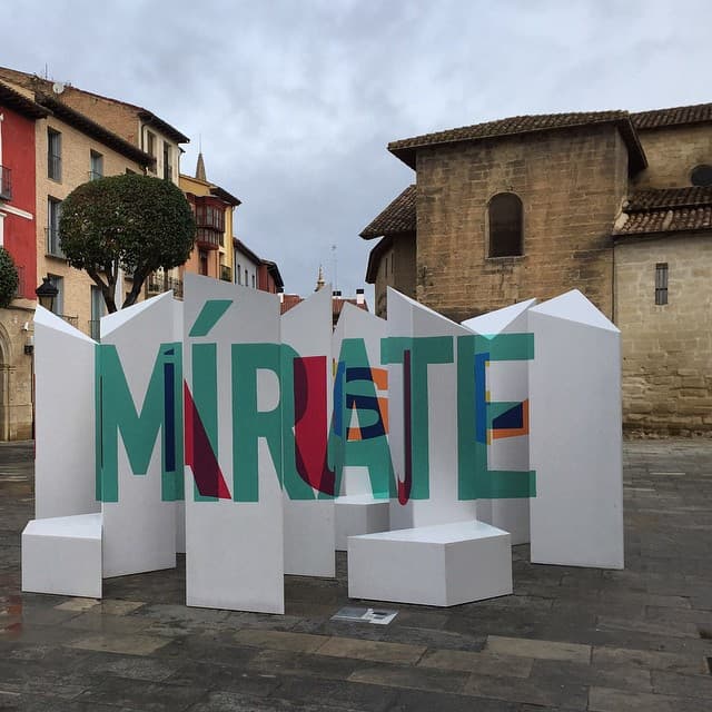 Este es 
<a href="http://www.boamistura.com/mirate-a-traves-de-este-poema-de-agua.html">otro de sus juegos de perspectivas</a>, una interpretación de un poema de Enrique Cabezón que se puede encontrar en Logroño, España. "Cada una de las partes del verso se mezcla con las otras generando distintas composiciones geométricas de color. Es una obra concebida para adentrarte en ella y descubrirla perdiendo, en muchos de los casos, la percepción del lugar en el que te encuentras", explica Boa Mistura en su web.
<br>