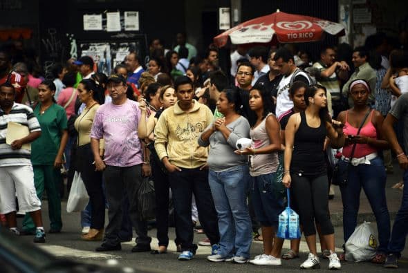 Miles de personas tuvieron que salir de sus oficinas y regresar a casa caminando en la zona este de la capital, debido a la interrupción del servicio de transporte de metro.