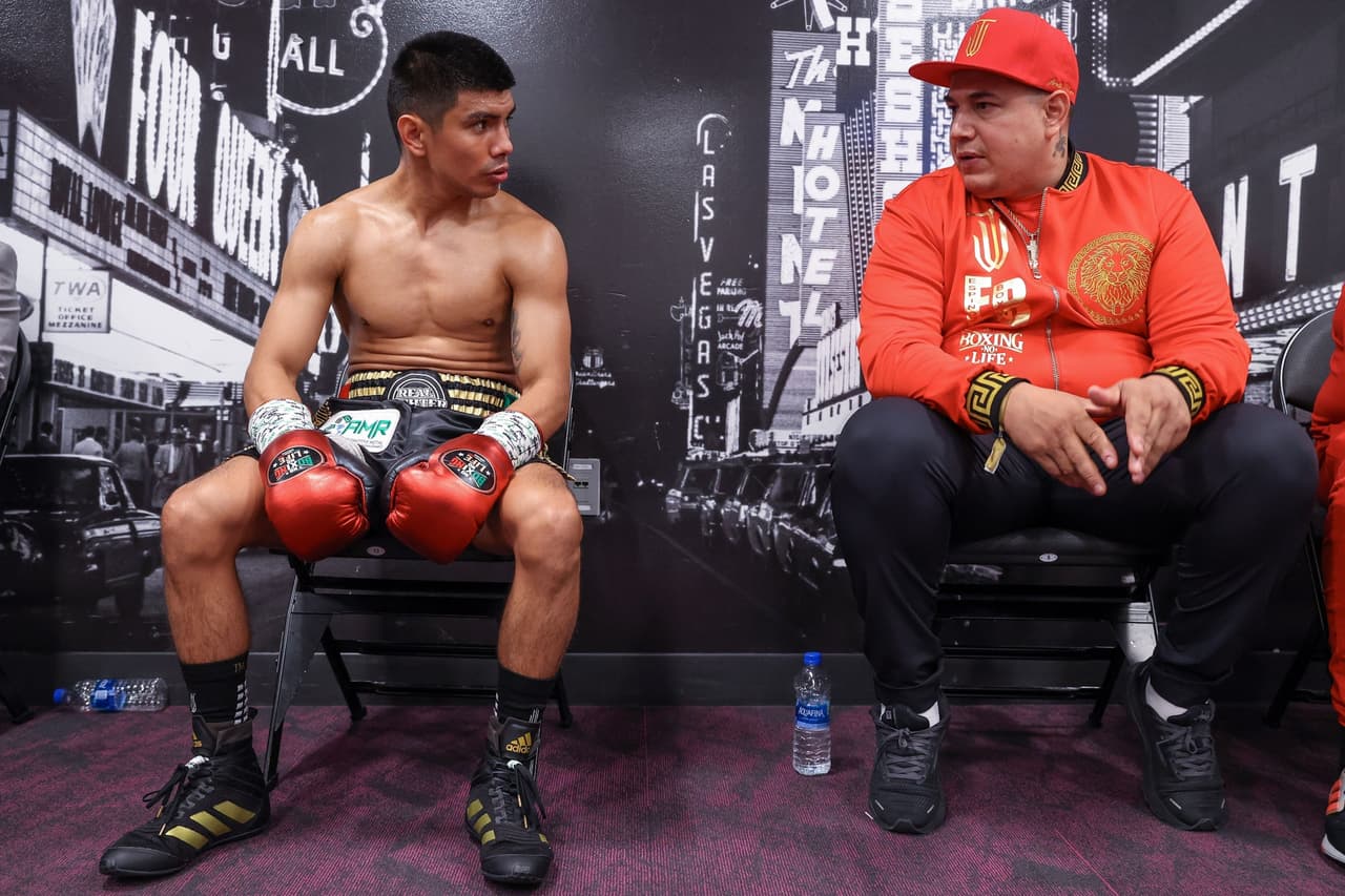 Joselito Velázquez cerró la cartelera preliminar con un tremendo KO sobre el colombiano José Soto para mantener el invicto y alzar la mano para una oportunidad por un título mundial.