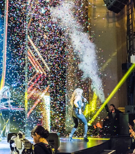 Shakira cerró con broche de oro la presentación de los futuros proyectos de Univision para la temporada 2017-2018, haciendo bailar al público con su más reciente éxito, 'Me enamoré', y culminando con la inolvidable 'Hips Don't Lie'.