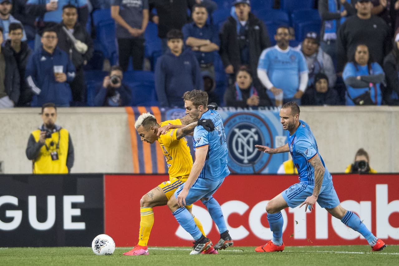Eduardo Vargas evita que le roben el balón entre dos jugadores y descarga con el conde Guido Pizarro.