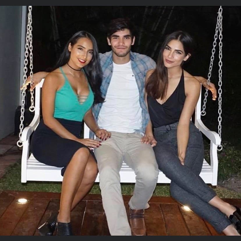 <b>Alejandra Espinoza y Miguel </b>
<br>Miguel Espinoza, de 27 años, es el hermano de la conductora mexicana y es modelo, así como entrenador personal. Ha aparecido en programas de reality como 'Reto 4 elementos' y aparecerá en la próxima temporada de 'Exatlón'.
