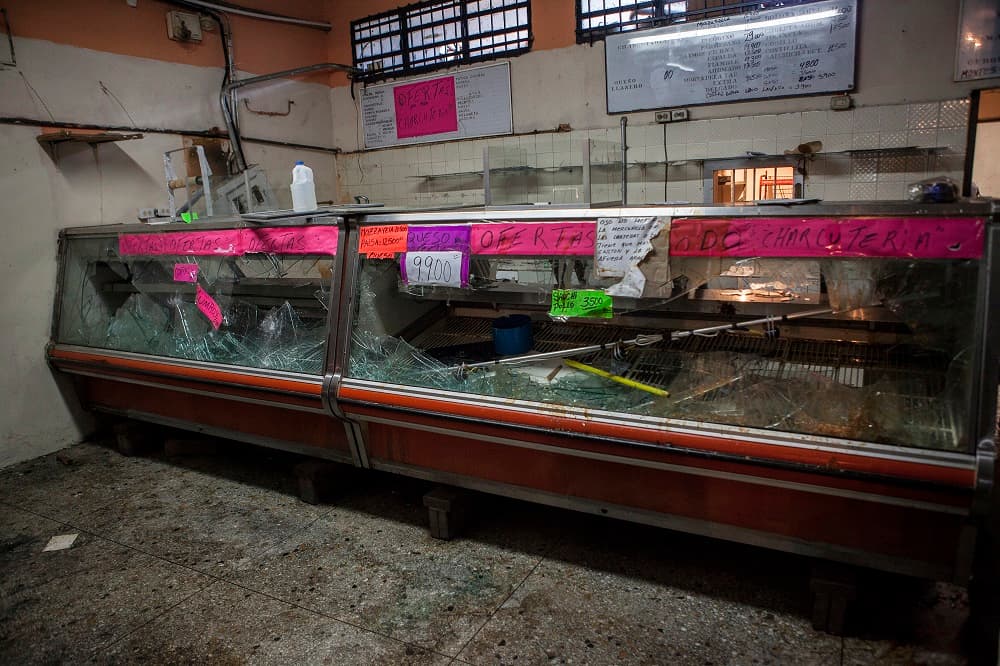 En otro comercio, llamado Nagua-Norte, quienes saquearon rompieron las vidrieras de las neveras de la charcutería y se llevaron desde los embutidos hasta los bombillos de estos equipos.