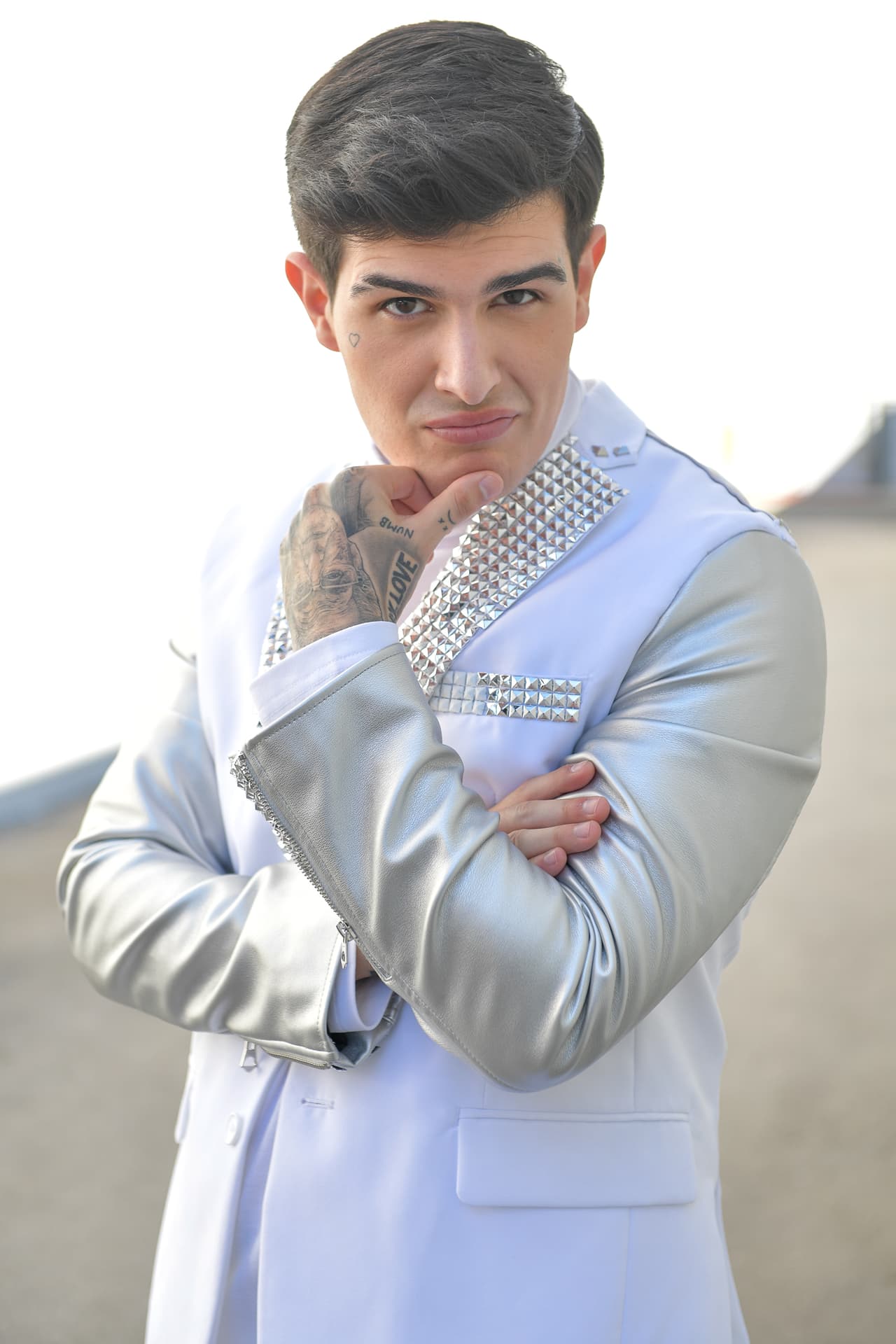 Por el lado de los caballeros, así vimos posar a Adriel Favela.