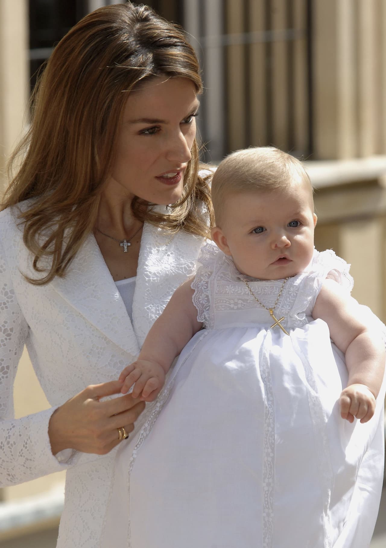 La pequeña fue nombrada 
<b>Leonor de todos los santos de Borbón y Ortiz</b>, aquí con su madre y reina consorte de España, Doña Letizia Ortiz.