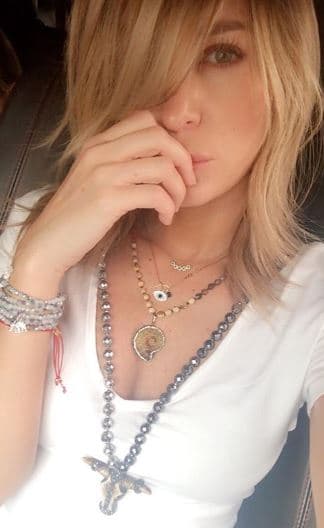 A través de sus historias de Instagram, Geraldine compartió una imagen del arreglo floral, así como el mensaje que le dedicó el argentino con motivo del Día de las madres.