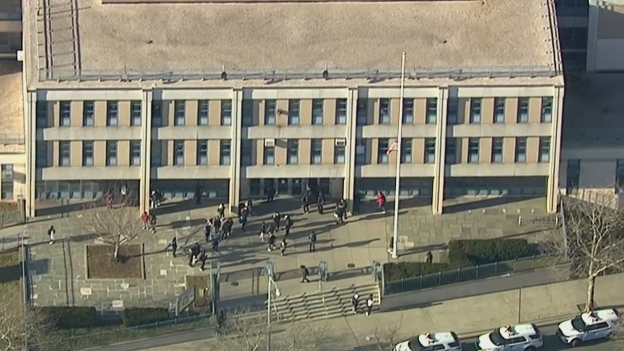 Arrestan a un joven en Queens que hirió a un estudiante golpeándolo en la cabeza