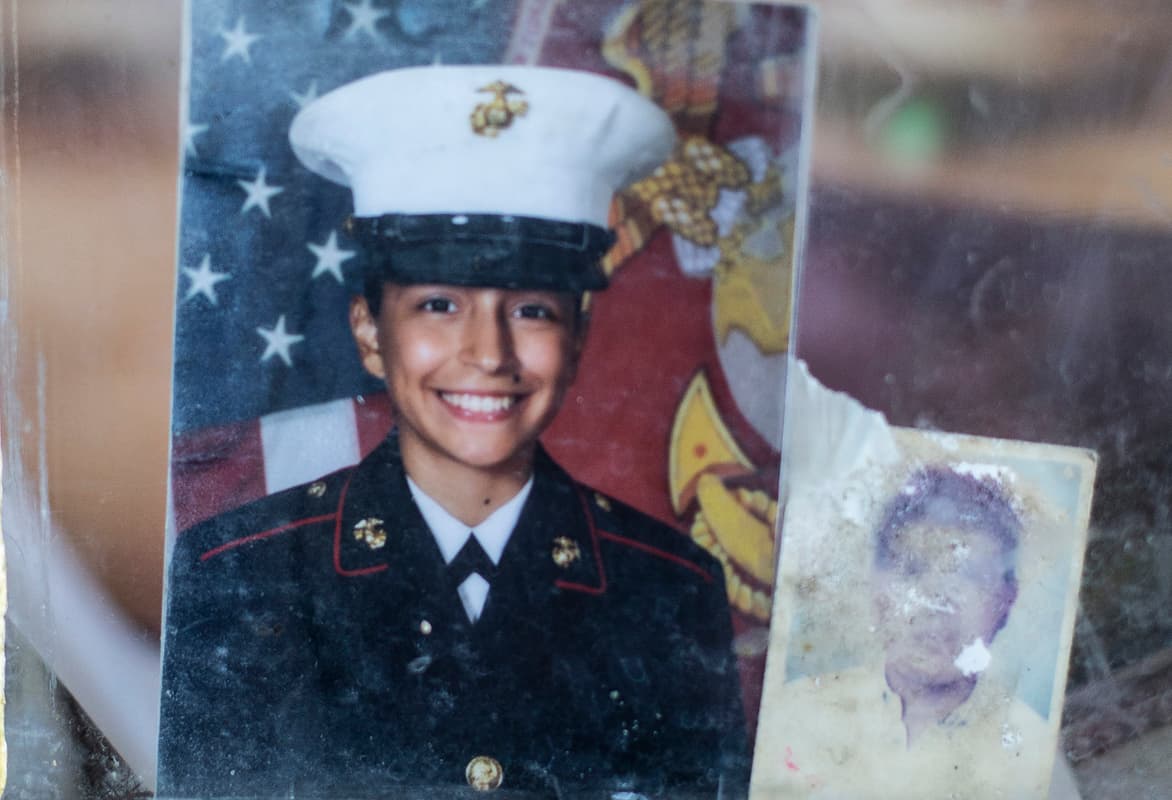 Los devotos también llevan retratos de nietos, sobrinos y otros familiares que nacieron en el extranjero. En el santuario se guardan papeles que llevan escritos de agradecimiento.