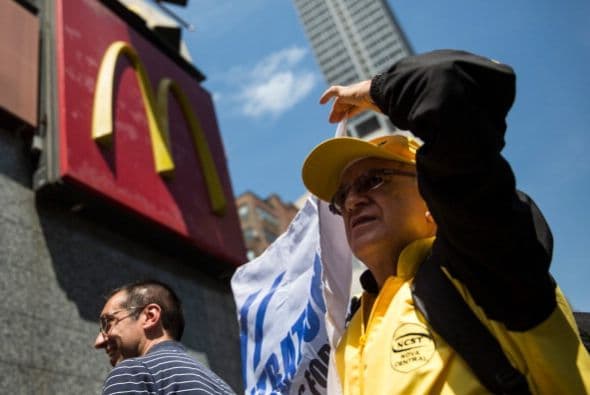 La situación de esta mujer no se compara con la de Rosa, salvadoreña, de 47 años, que trabaja en la cocina de un McDonald's, en Manhattan.