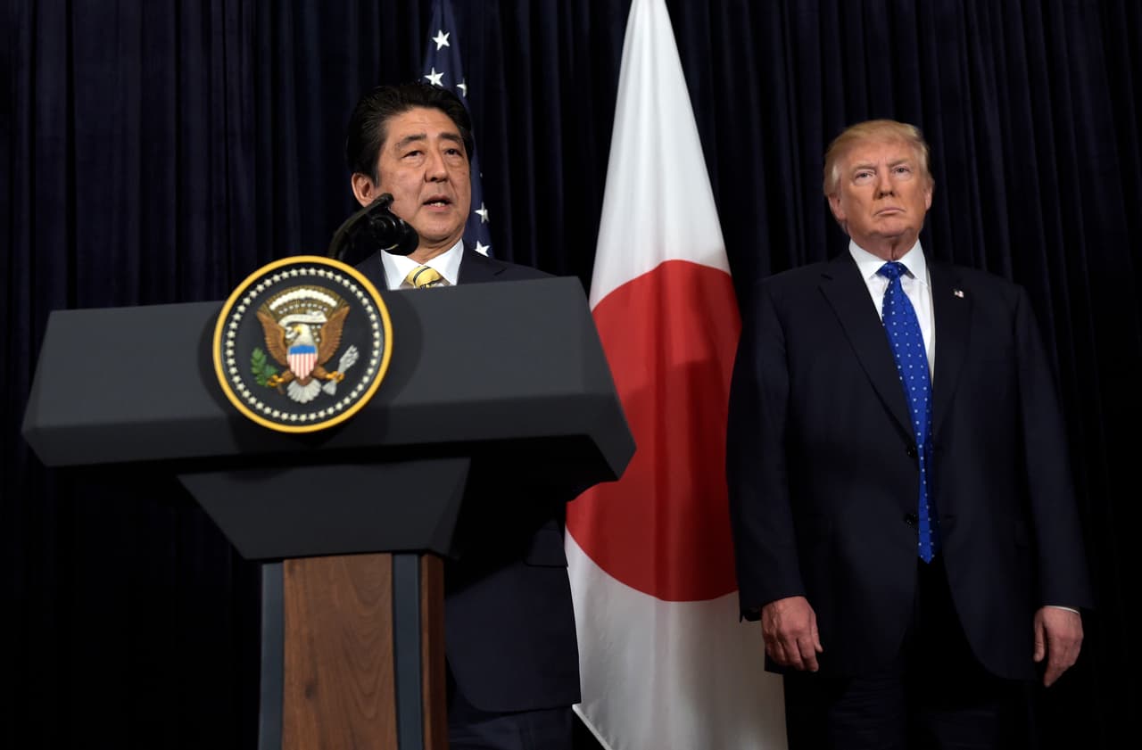 Trump y el primer ministro japonés coinciden en que Corea del Norte "es una amenaza directa, seria y grave"