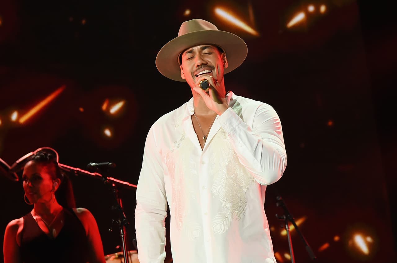 Romeo Santos 6’1’’ / 1,85 m aproximadamente.
<br>