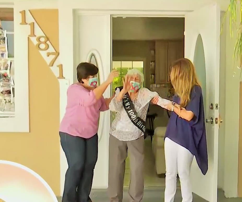 Su nuera y su nieta la ayudaron a llegar por su propio pie a la mesa donde la esperaba el pastel de @cakesillys.