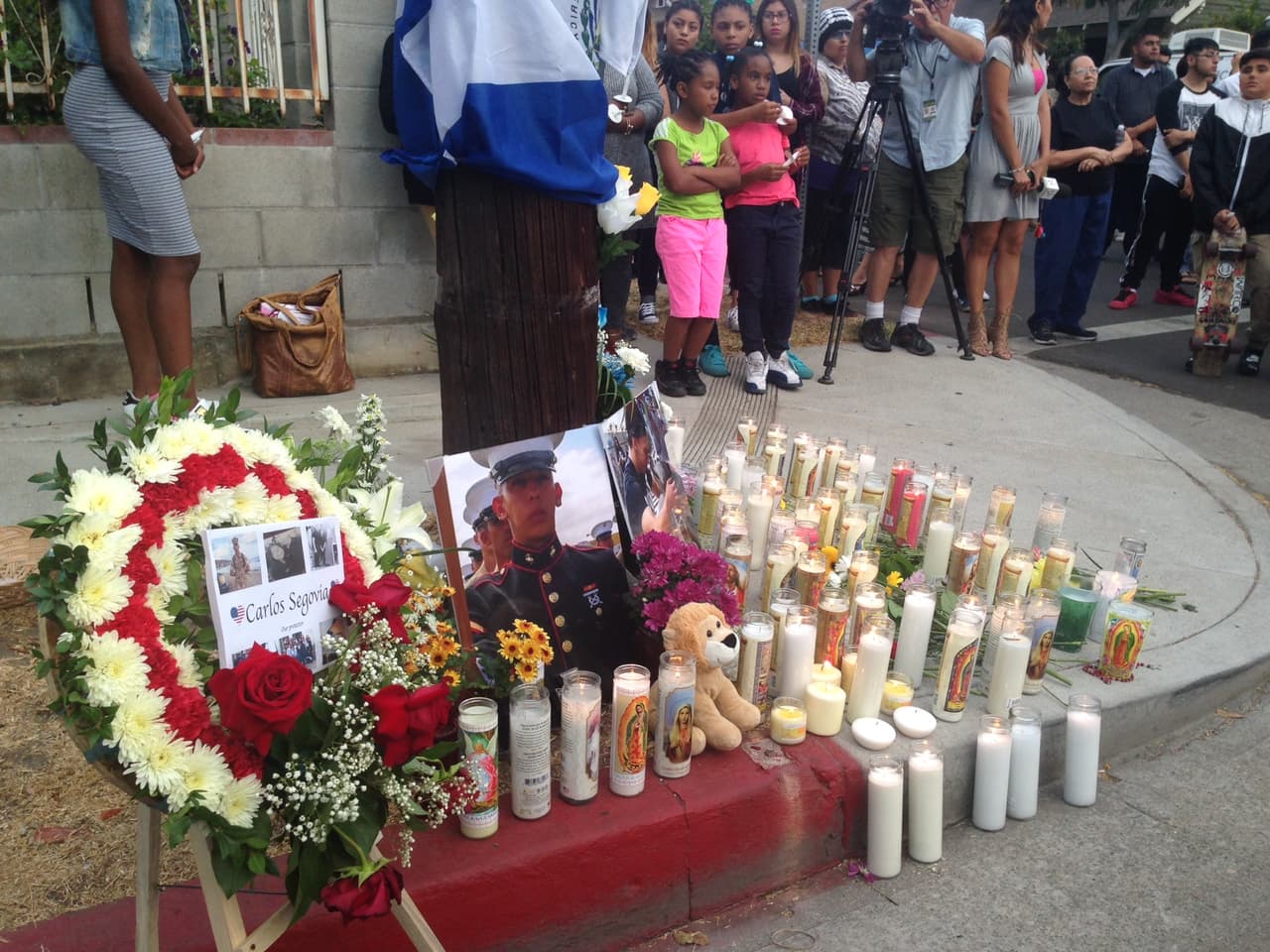 Una emotiva vigilia recordó a Carlos Segovia, el marine que murió luego de ser baleado en el Sur de Los Ángeles.