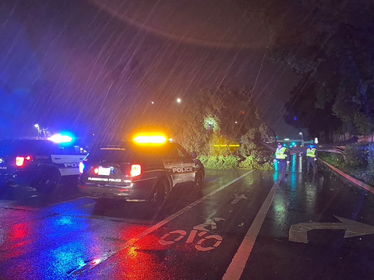 Escenas similares se observaron en Pleasanton. En la imagen, oficiales bloquean el tránsito para que un árbol que cayó en la zona de Stoneridge Drive y Hopyard sea removido.