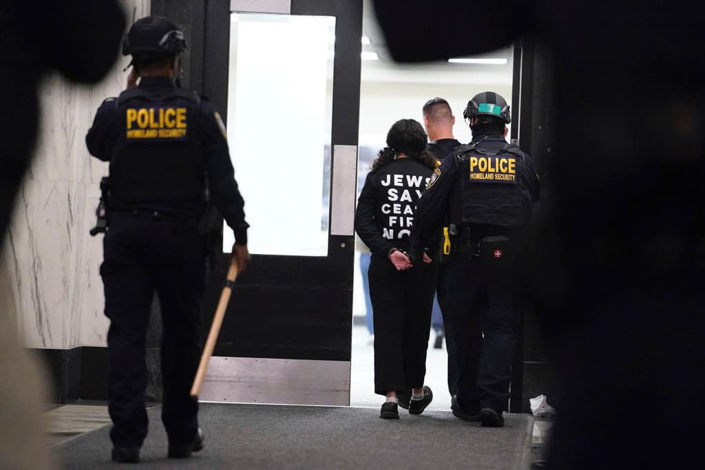Chicago, los manifestantes bloquearon la entrada al consulado israelí, exigiendo el apoyo de Estados Unidos para poner fin a la violencia en Gaza.