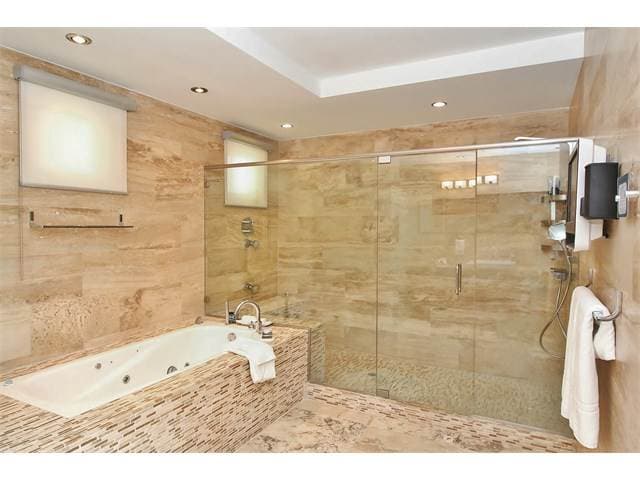 La residencia ubicada frente al mar tiene siete habitaciones, ocho baños completos y dos parciales, cuenta con unos 9,000 pies cuadrados de construcción, .352 acres y estaba a la venta por $4.2 millones. Además, tiene una casa de huéspedes, una sala de juegos, un teatro, dos cocinas, una serie de terrazas.