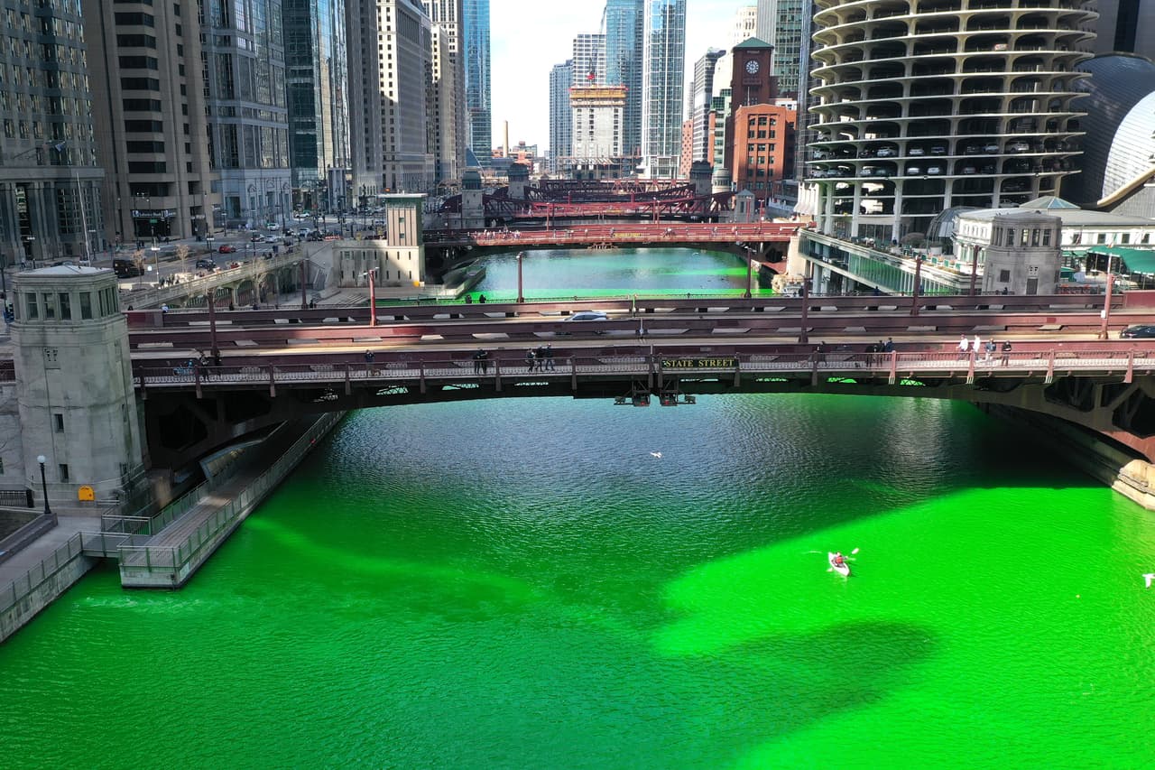 En una nota sobre la celebración, el 
<a href="https://www.chicagotribune.com/coronavirus/ct-chicago-river-green-st-patricks-day-20210313-m3wygh6si5cfhiups4meykvhu4-story.html" target="_blank">Chicago Tribune</a> señaló que el pintar el río de verde fue un "intento destacable de darle a los residentes de Chicago un poco de la normalidad de un mediados de marzo", luego de que la tradición se cancelara el año pasado. De todas formas, el Riverwalk se mantuvo cerrado y se le pidió a los peatones que evitaran aglomeraciones en las calles.