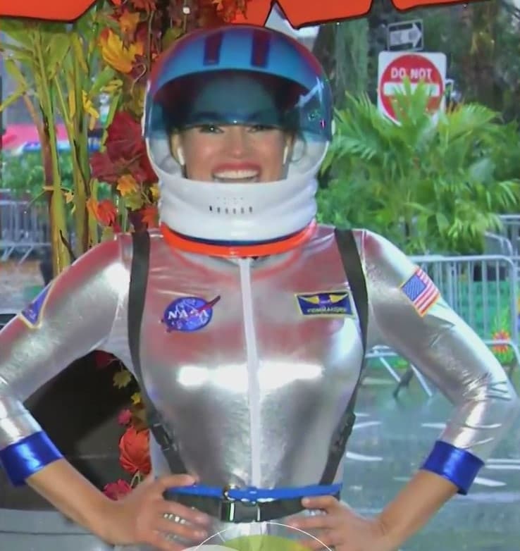 Damaris Díaz nos presentó su disfraz de austronauta durante el enlace en vivo en la ciudad de Nueva York.