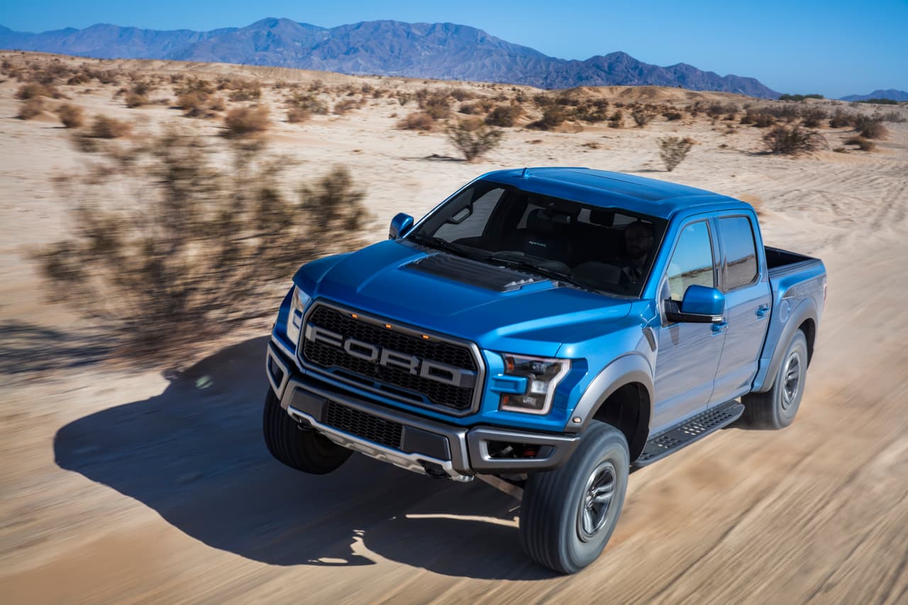 La SVT Raptor creó un nuevo segmento cuando apareció por primera vez en el año 2010. Su desarrollo fue inspirado en el ‘baja truck’ de Ford, con algunas modificaciones para mejorar su desempeño sobre el asfalto y para su uso diario.