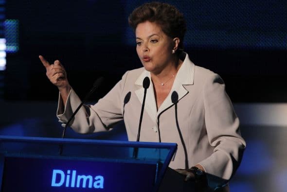 La candidata oficialista acusó a su adversario de querer privatizar las empresas públicas y los gigantes yacimientos petroleros descubiertos en la costa de Brasil.