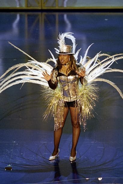 El talento y buen humor de Whoopi Goldberg la han llevado, en más de una ocasión, a ser presentadora de los famosos reconocimientos. En el 2002 la disfrutamos tomando la batuta de la premiación.