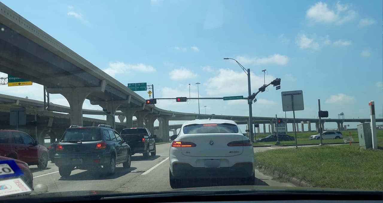 Britanny Escobar“No es cierto la gente no ha obedecido, yo he estado tres semanas en casa sin salir y hoy decidí salir porque el sticker de uno de mis carros se expira este mes y mi sorpresa. Pensé que las calles estaban solas pero no están más transitadas de lo habitual, miren el ejemplo de Rusia no tiene muchos contagiados porque el gobierno tomó medidas mas estrictas antes que fuera demasiado tarde”, señala.