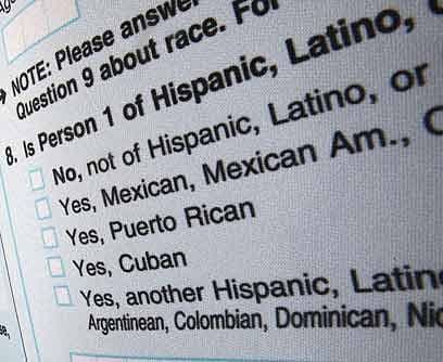 Nombres¿Cuál es el nombre de la Persona 1? es la quinta pregunta. Y para responder debes hacerlo con tu apellido, seguido de tu nombre e inicial de tu segundo nombre, si es que lo tienes.Debes responder de la misma manera para cada una  de las personas que viven en la misma vivienda.