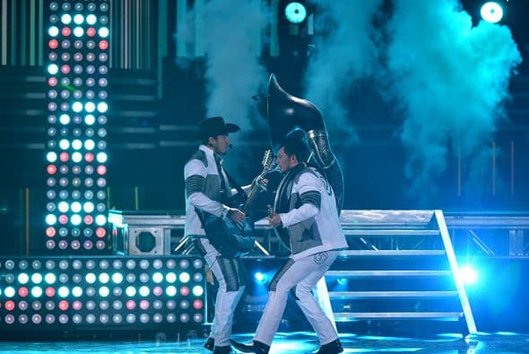 El momento de bailar estuvo a cargo de Calibre 50, con las canciones 'Contigo' y 'Qué tiene de malo'.