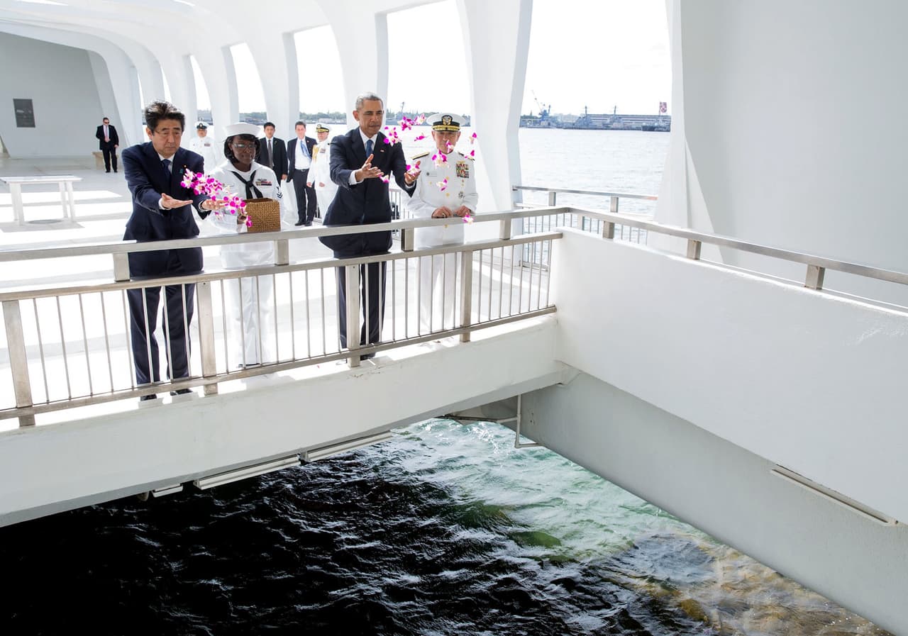 <b>27 de diciembre. </b>El presidente Barack Obama y el primer ministro de Japón, Shinzo Abe, echan flores al pozo de los deseos en el Memorial del USS Arizona en Pearl Harbor.