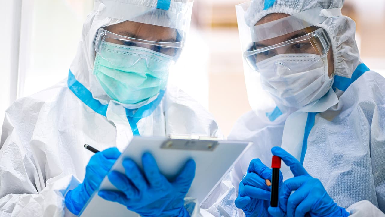 Hospitales permitirán a personal médico con covid trabajar ante el alarmante aumento de casos