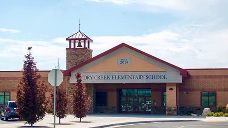 Maestro convierte homenaje del Día de los Veteranos en acto antivacuna Covid-19