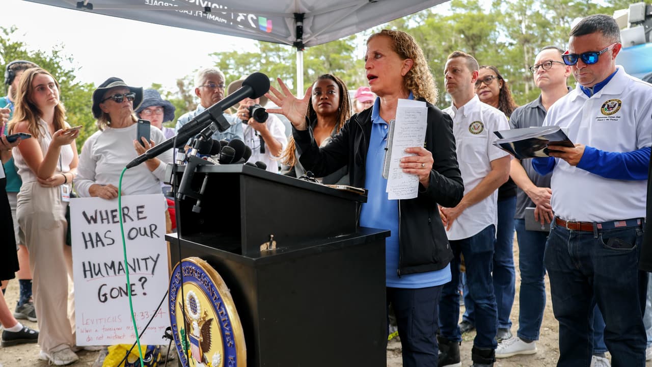 Por primera vez, este sábado, congresistas demócratas y republicanos visitaron el nuevo centro de detención en Florida, conocido como 'Alligator Alcatraz', que ha generado controversia y preocupación. “Esta es una jaula donde 32 personas están en cada bloque, dentro de esas carpas. Están amontonadas como sardinas”, afirmó la representante Debbie Wasserman Schultz. La visita guiada dentro del recinto duró aproximadamente dos horas.