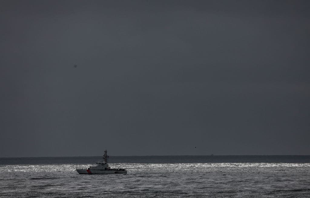 Uno de los oficiales encargados de la investigación indicó durante la conferencia de prensa que
<b>el capitán de la embarcación se encuentra detenido</b> y está siendo interrogado sobre la procedencia del navío.