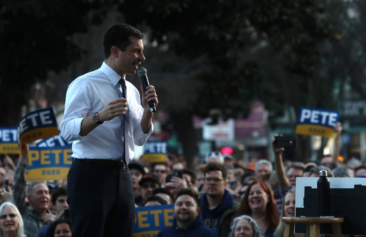Simpatizantes de Buttigieg, el ex Alcalde de South Bend, Indiana, lo recibieron en un mitin en la plaza César Chávez de Sacramento.