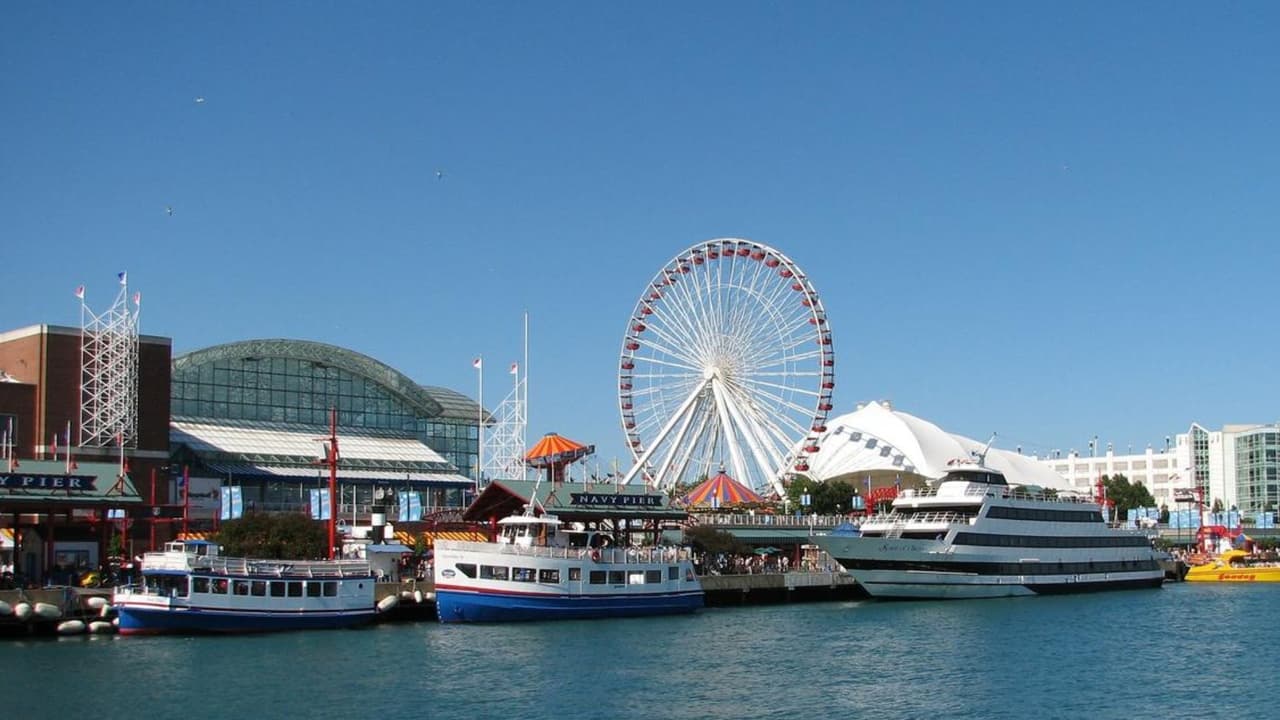 <b>Navy Pier</b>
<br>Cientos de personas disfrutaron este viernes de las 
<b><a href="https://www.univision.com/local/chicago-wgbo/fin-de-semana-con-80s-sol-y-advertencia-fuertes-vientos-el-sabado-creciente-posibilidad-de-lluvia-el-domingo">temperaturas de primavera</a></b> en el Navy Pier, una de las principales atracciones de Chicago. Los emblemáticos fuegos artificiales volverán el próximo sábado 9 de mayo. El lugar tuvo que cerrar sus puertas al público en septiembre de 2020 por la escasez de visitantes.