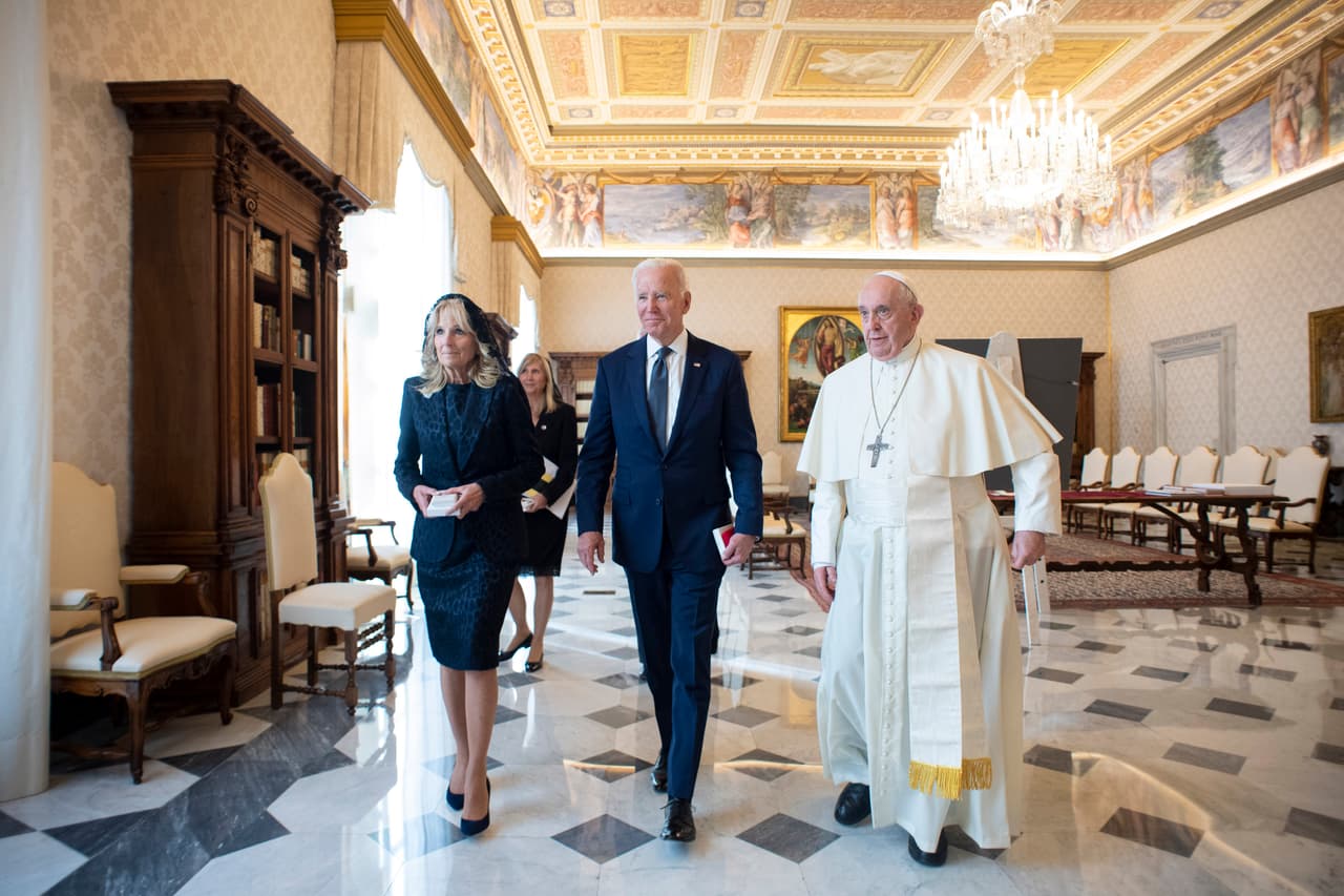 Como el segundo presidente católico de su país después de John F. Kennedy, Biden ha hecho de su audiencia con el papa una clara prioridad. Biden y el papa ya se vieron en tres ocasiones, pero está fue la primera desde su llegada a la Casa Blanca.