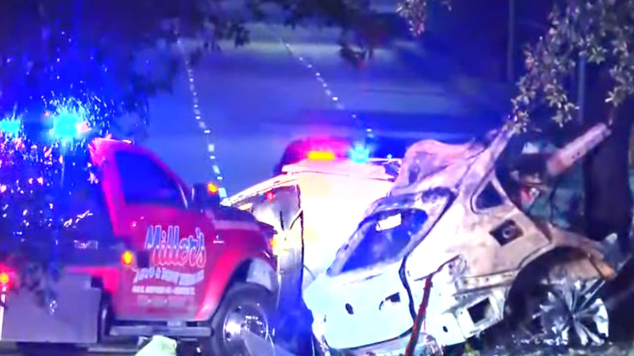Muere una mujer luego de que su BMW se partiera por la mitad tras chocar contra un árbol en Houston