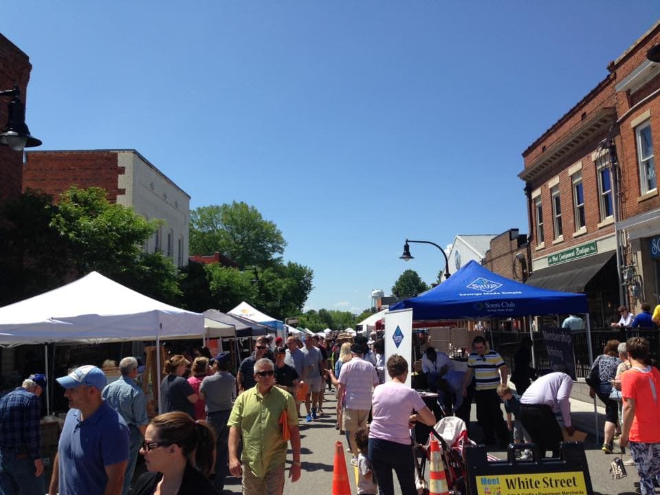 <b>Evento</b>: Meet in the Street Festival
<br>
<b>Fecha</b>: 4 de mayo
<br>
<b>Lugar</b>: Downtown Wake Forest. White Street, Owen Avenue. 350 S. White Street. Wake Forest. NC. 27587
<br>
<b>Sitio web</b>: 
<a href="https://www.wakeforestnc.gov/meetings-events/meet-street-0">https://www.wakeforestnc.gov/meetings-events/meet-street-0</a> 
<br>
<br>Se trata de un festival de un día lleno de comida, diversión y entretenimiento en el centro histórico de Wake Forest y que ha perdurado por más de 40 años consecutivos. Meet in the Street reúne música en vivo además de un escenario adicional de entretenimiento con bailarines, artes marciales, magos y más.