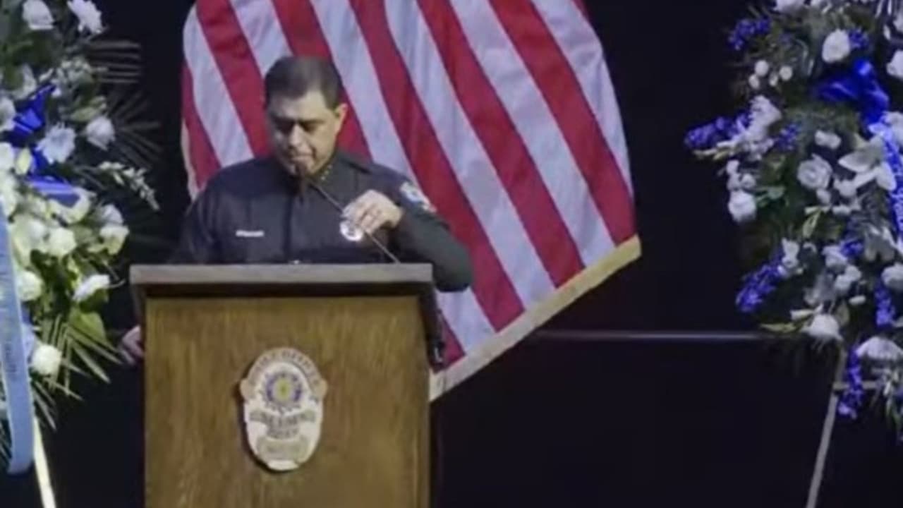 El jefe de la Policía de Selma, Rudy Alcaraz, tuvo que interrumpir su discurso en varias ocasiones para evitar el llanto.