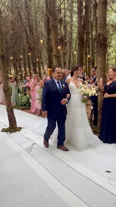 "La idea era que las flores crecieran en el pasillo de manera muy orgánica, con una decoración todo en verde y blanco, follajes muy naturales, el piso con hojarasca a tono con el bosque. Queríamos que la decoración pareciera parte del bosque", aseguró.
<br>