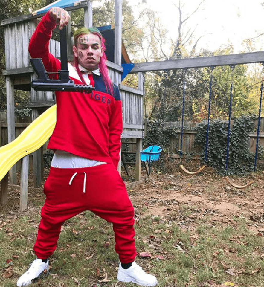 El éxito y la fama se le vinieron encima en cerca de un año, pero eso no lo alejó de su actitud de gánster. Al contrario, la presume todo el tiempo con 
<b>riñas y amenazas a otros raperos</b>, y ha sido bautizado como “
<a href="https://pousta.com/tekashi-6ix9ine-review/">lo más chocante en la escena actual del rap</a>”.