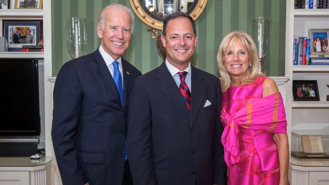 Rafael Anchía, miembro de la Cámara de Representantes de Texas, publicó en sus redes sociales una fotografía con el presidente Biden y su esposa, junto con el siguiente mensaje: “El presidente 
<b>Biden se une a las filas de Washington y otros gigantes que han puesto a su país por encima de sus propias ambiciones políticas</b>. Señor presidente, usted ha sido un líder transformador”.