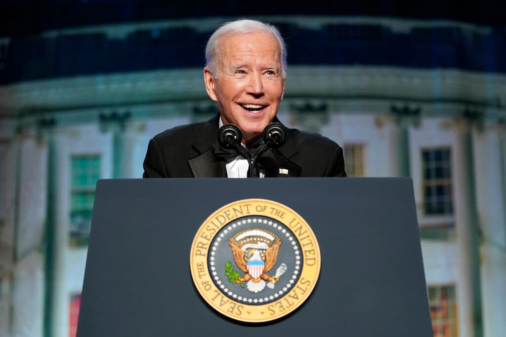 La gala anual de los corresponsales de la Casa Blanca
<b>volvió a celebrarse este sábado con las bromas acostumbradas </b>sobre Washington, los periodistas que lo cubren y el liderazgo del presidente Biden, que hizo chistes sobre Trump e incluso sobre él mismo.