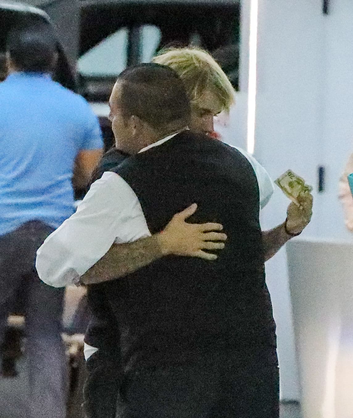 Al llegar a su lujoso Lamborghini azul, el intérprete de 'Baby' abrazó efusivamente al empleado del restaurante y le entregó una propina.